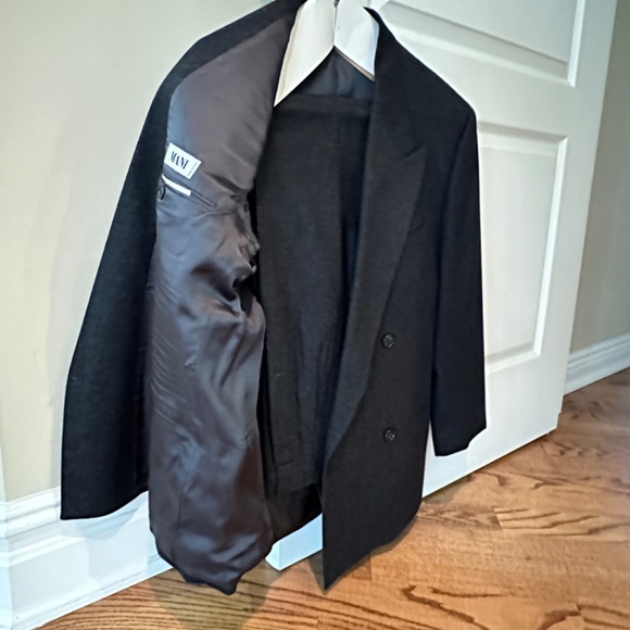 Giorgio Armani suits. Made in Italy. Fine Italian wool. 6 colors and styles. - Picture 2 of 16